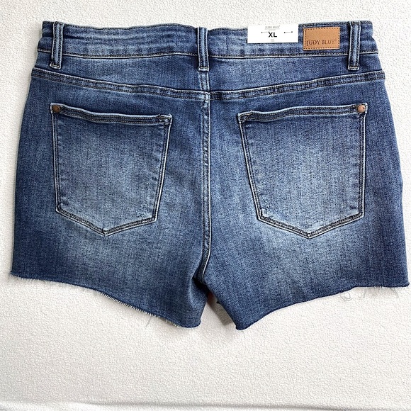 Judy Blue Los Angeles Mid-Rise Semi-Cuffed Raw Hem Denim Shorts Size (XL) - Picture 6 of 14